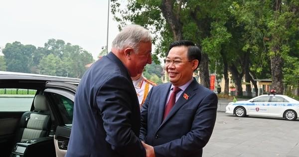 El presidente de la Asamblea Nacional de Vietnam, Vuong Dinh Hue, da la bienvenida al titular del Senado de Francia, Gérard Larcher.