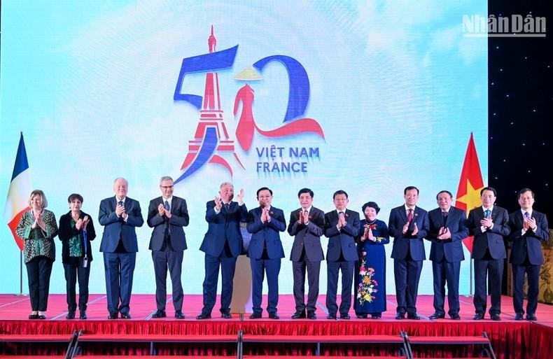 El anuncio del logotipo del 50 aniversario del establecimiento de las relaciones diplomáticas Vietnam-Francia. (Fotografía: Nhan Dan)