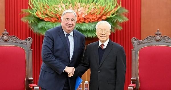 El secretario general del Partido Comunista de Vietnam, Nguyen Phu Trong, y el presidente del Senado francés, Gérard Larcher.