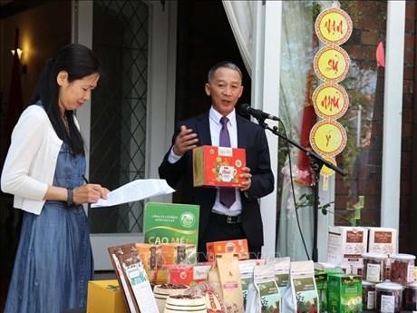 El presidente del Comité Popular de la provincia vietnamita de Lam Dong, Tran Van Hiep, presenta los productos de su localidad (Fotografía: VNA)