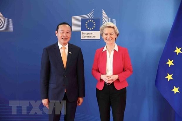 La presidenta de la Comisión Europea, Ursula von der Leyen, y el embajador de Vietnam en Bégica, Nguyen Van Thao. (Fotografía: VNA)