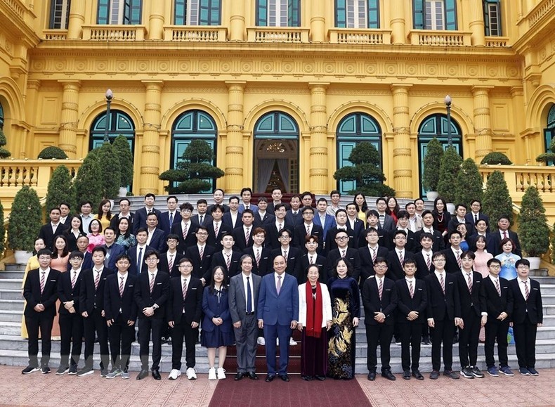 El presidente Nguyen Xuan Phuc y los estudiantes galardonados en Olimpiadas Internacionales. (Fotografía: VNA)