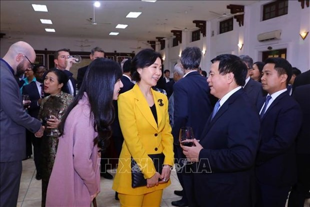 El miembro del Buró Político y director de la Academia Política Nacional de Ho Chi Minh, Nguyen Xuan Thang, y delegados en el evento. (Fotografía: VNA)