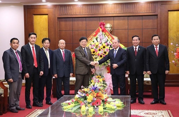El vicesecretario del Comité del Partido provincial de Hoa Binh, Bui Duc Hinh, el vicesecretario permanente del Comité del Partido provincial de Houaphanh, Photma Pannha y otros funcionarios en la reunión. (Foto: VNA)