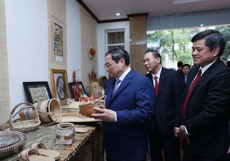 El premier Pham Minh Chinh visita un espacio de exhibición de productos artesanales. (Fotografía: VNA)