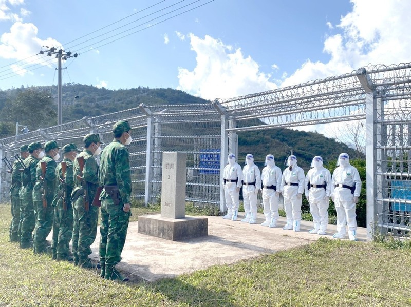 Fuerzas de guardia fronteriza de Vietnam y China en el patrullaje conjunto. (Fotografía: VNA)