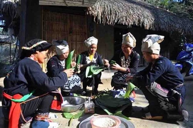 Los compatriotas de la etnia Dao empaquetan el pastel de arroz glutinoso para el Tet. (Fotografía: dantocmiennui.vn)