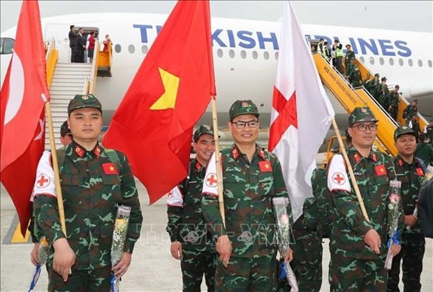 El equipo de rescate del Ejército Popular de Vietnam llega al Aeropuerto Internacional de Noi Bai. (Fotografía: VNA)