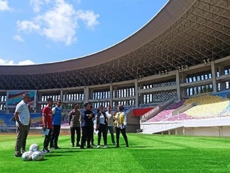 Funcionarios de Indonesia revisan la preparación para la Copa Mundial Sub-20 de la FIFA en el estadio de Manahan el 12 de marzo. (Fotografía: en.tempo.co)