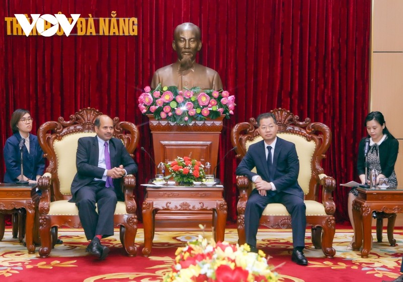 El secretario del Comité del Partido de la central ciudad de Da Nang, Nguyen Van Quang, y el embajador de la India en Vietnam, Sandeep Arya. (Fotografía: VOV)