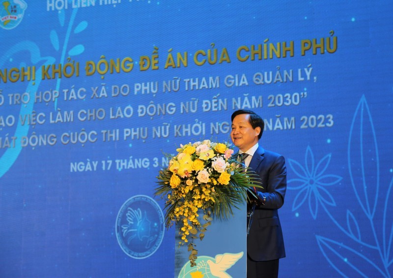 El viceprimer ministro Le Minh Khai interviene en el evento.
