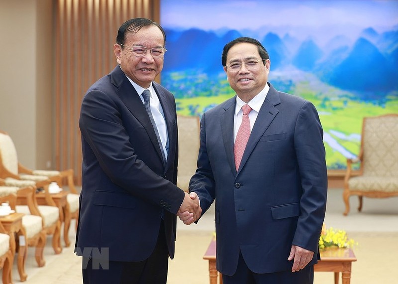 El primer ministro de Vietnam, Pham Minh Chinh (D), y el viceprimer ministro y titular de Relaciones Exteriores y Cooperación Internacional de Camboya, Prak Sokhonn. (Fotografía: VNA)