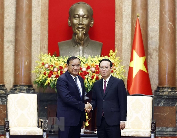 El presidente de Vietnam, Vo Van Thuong (derecha), y el viceprimer ministro y titular de Relaciones Exteriores y Cooperación Internacional de Camboya, Prak Sokhonn. (Fotografía: VNA)