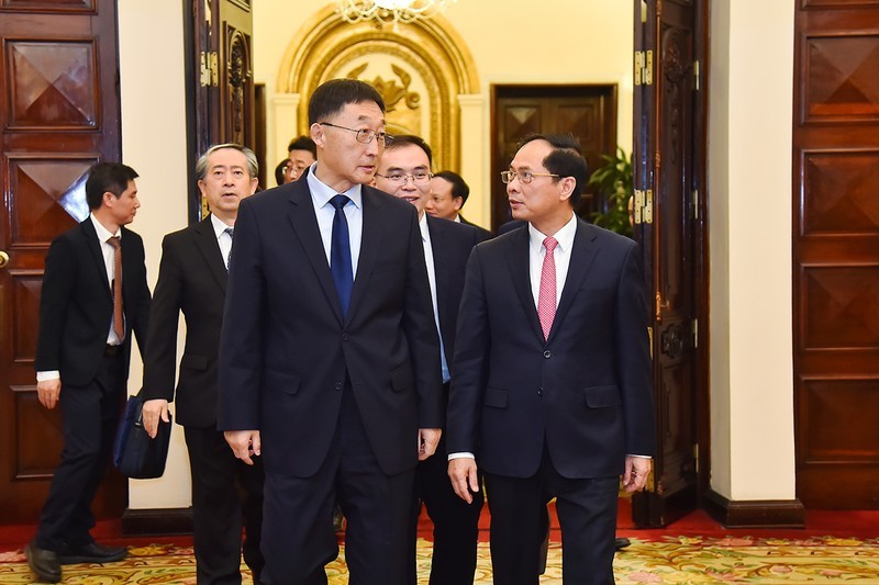 Liu Ning, secretario del Comité del Partido Comunista China en la región autónoma Zhuang de Guangxi, y el canciller vietnamita, Bui Thanh Son. (Fotografía: Nhan Dan)