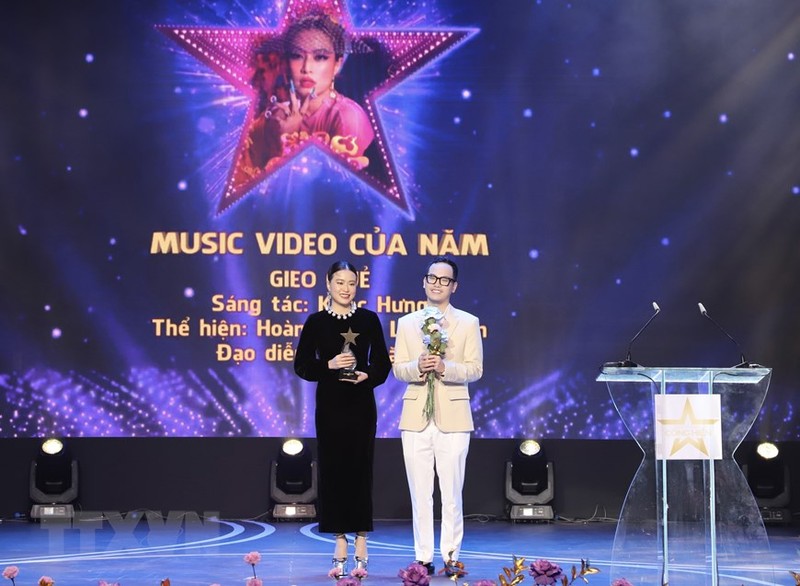 La cantante femenina Hoang Thuy Linh recibió el premio "Video musical del año". (Fotografía: VNA)