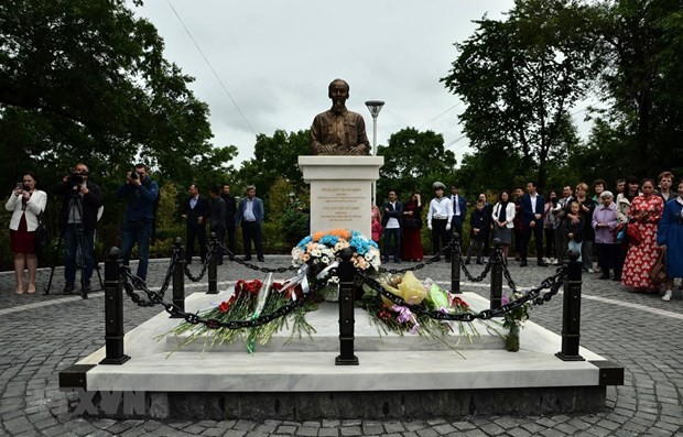 Ante el monumento del Presidente Ho Chi Minh en la ciudad de Vladivostok. (Fotografía: VNA)