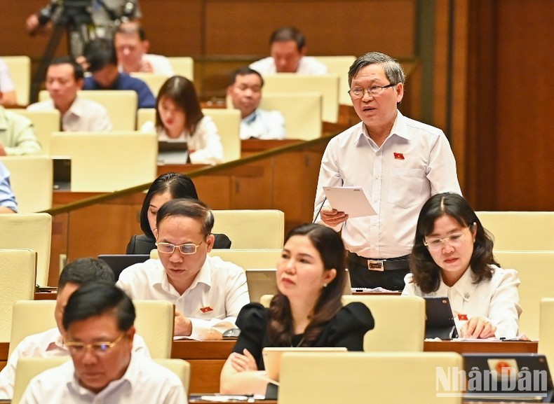 El diputado To Van Tam, de Kon Tum, habla en la reunión. (Fotografía: VNA)