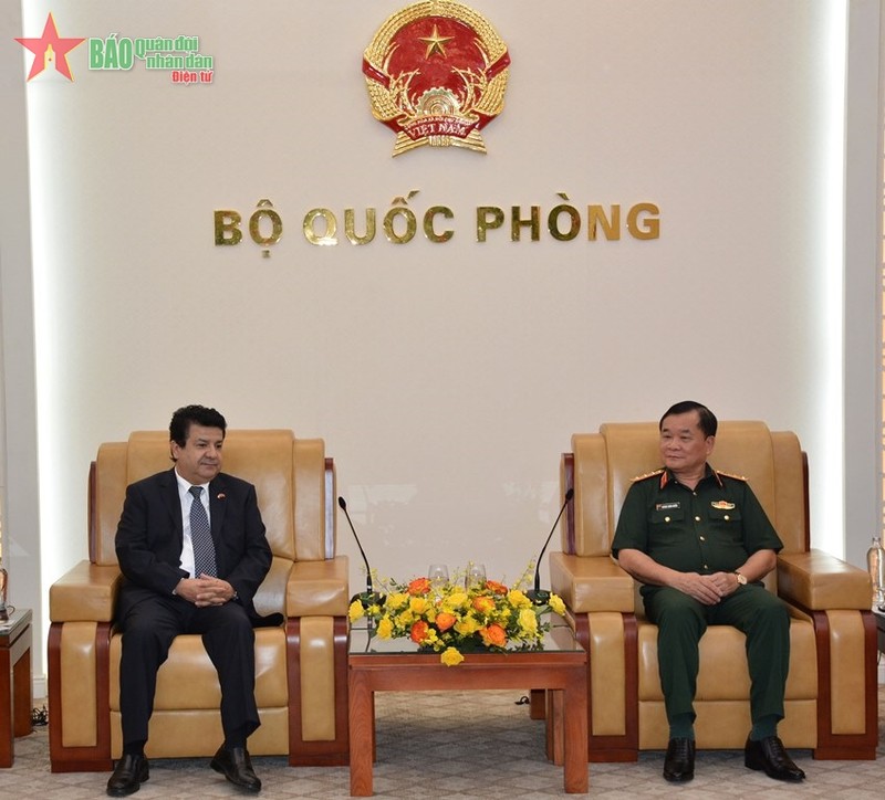 El viceministro de Defensa, coronel general Hoang Xuan Chien, y el embajador de Chile en Vietnam, Sergio Narea Guzmán. (Fotografía: qdnd.vn)