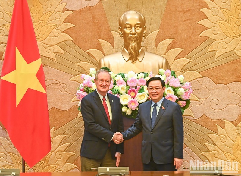 El presidente de la Asamblea Nacional de Vietnam, Vuong Dinh Hue, y el senador Mike Crapo. (Fotografía: Nhan Dan)