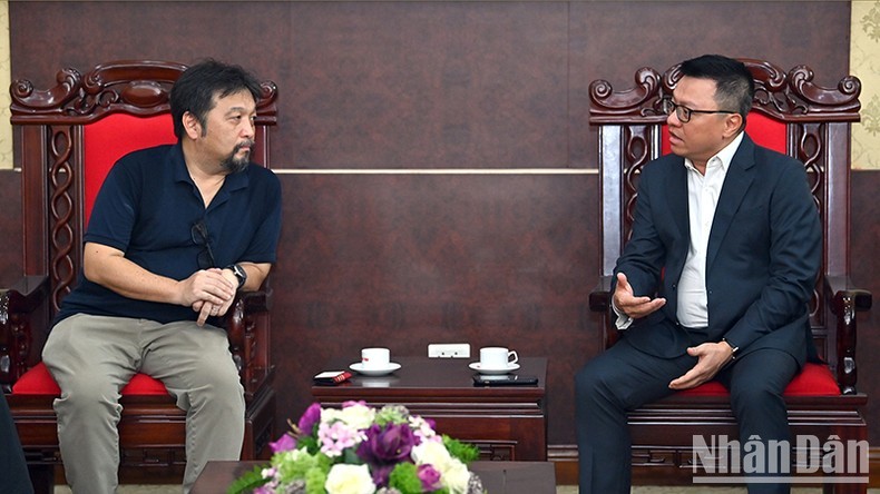 El presidente-editor del periódico Nhan Dan, Le Quoc Minh, y el director del Departamento de Programación de ABU, Yasu Nagahata.