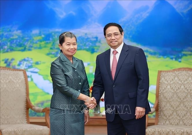 El primer ministro vietnamita, Pham Minh Chinh, y Samdech Kittisangahapundit Men Sam An, viceprimera ministra, titular de Relaciones con la Asamblea Nacional, el Senado y la Inspección de Camboya. (Fotografía: VNA)