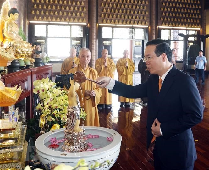El presidente de Vietnam, Vo Van Thuong, en la pagoda Minh Dao. (Fotografía: VNA)