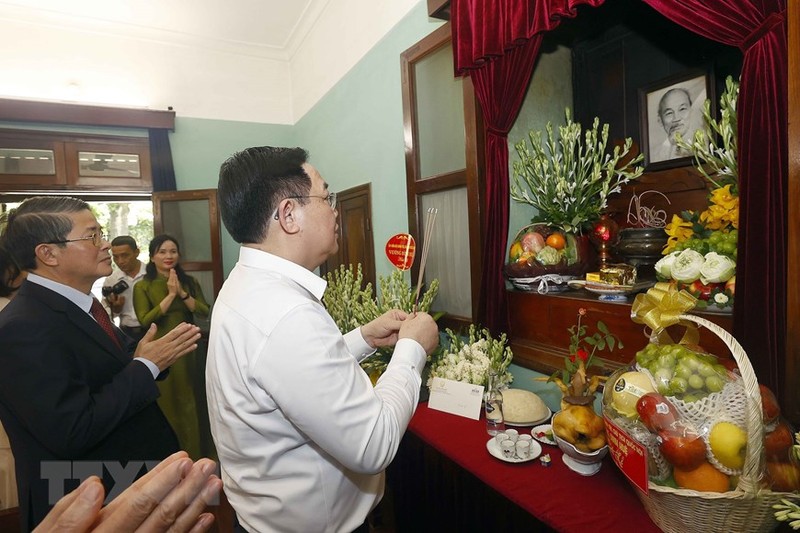 El presidente del Parlamento vietnamita, Vuong Dinh Hue, ofreció incienso en homenaje al Presidente Ho Chi Minh. (Fotografía: VNA)
