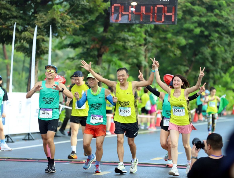 Efectúan en Quang Ninh carrera de maratón VnExpress Amazing Ha Long 2023.