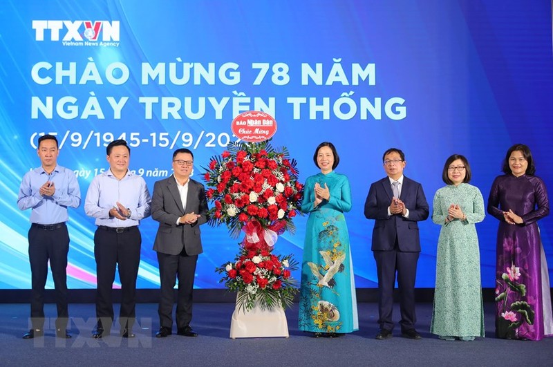 El jefe de redacción del periódico Nhan Dan y también presidente de la Asociación de Periodista de Vietnam, Le Quoc Minh, y líderes de VNA. (Fotografía: VNA)
