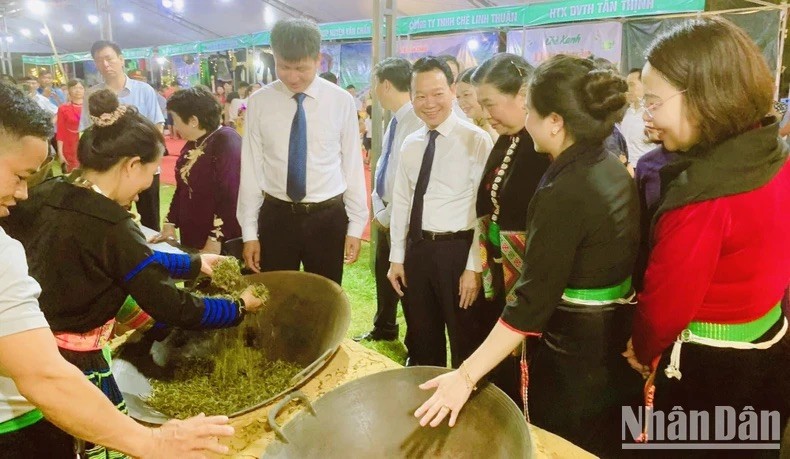 Presentación del té Shan Tuyet en la ceremonia inaugural.