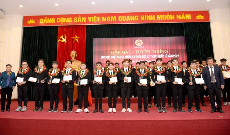 El Ministerio de Educación y Formación de Vietnam entrega regalos a los estudiantes ganadores (Fotografía: Nhan Dan)