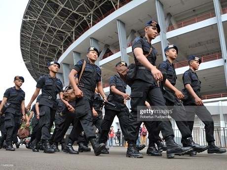 Indonesia despliega policías en el estadio de Bung Karno, en Yakarta. (Fotografía: Getty Images)