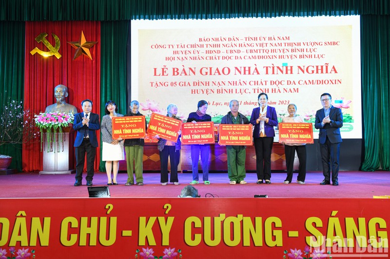 El presidente-editor del periódico Nhan Dan, Le Quoc Minh; y la secretaria del Comité provincial del Partido y presidenta del Consejo Popular de Ha Nam, Le Thi Thuy, realizan entrega simbólica de cinco casas de caridad a las víctimas del Agente Naranja/Dioxina
