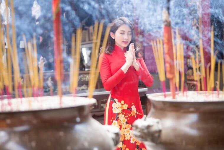 Ir a los templos: la belleza de la cultura vietnamita a principios de la Primavera