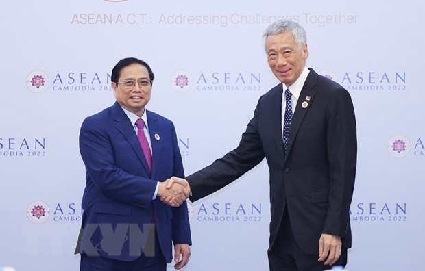 El primer ministro vietnamita, Pham Minh Chinh, se reunió con su homólogo de Singapur, Lee Hsien Loong, al margen de las 40 y 41 cumbres de la Asean y otras citas anexas (Fotografía: VNA)