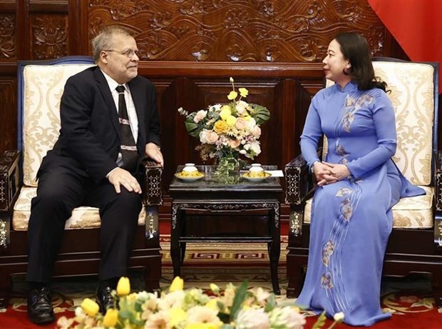 La presidenta interina de Vietnam, Vo Thi Anh Xuan (derecha), recibe al embajador brasileño Fernando Apparicio da Silva (izquierda). (Fotografía: VNA)