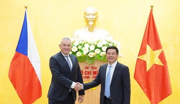 El ministro de Industria y Comercio de Vietnam, Nguyen Hong Dien, sostiene un encuentro de trabajo con su homólogo checo, Jozef Sileka. (Foto: VNA)