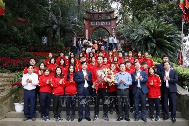 La selección femenina sub-20 de Vietnam recibe flores de las autoridades de la provincia Phu Tho (Foto: VNA)
