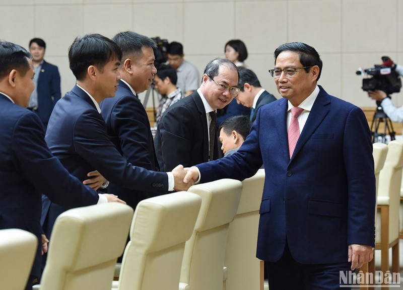 El primer ministro de Vietnam, Pham Minh Chinh, y los jefes de misiones diplomáticas en el extranjero.