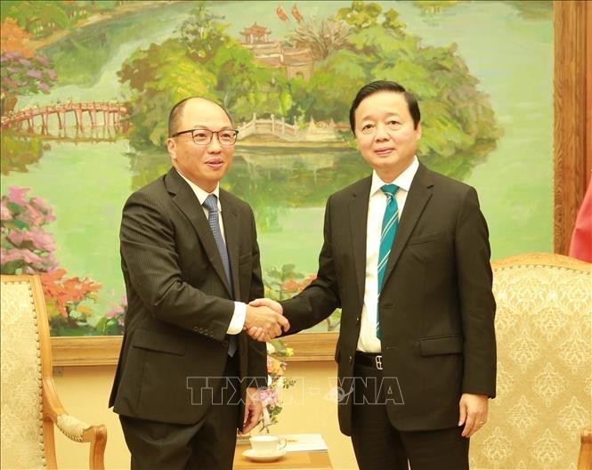 El viceprimer ministro de Vietnam Tran Hong Ha recibe a Hao Quoc Tien, director ejecutivo del grupo Toyota para la región Asia. (Foto: VNA)