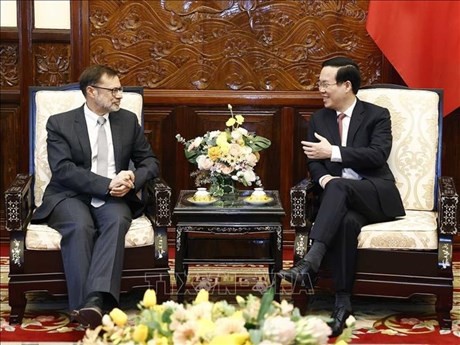 El presidente de Vietnam, Vo Van Thuong, y el embajador australiano, Andrew Goledzinowski. (Foto: VNA)
