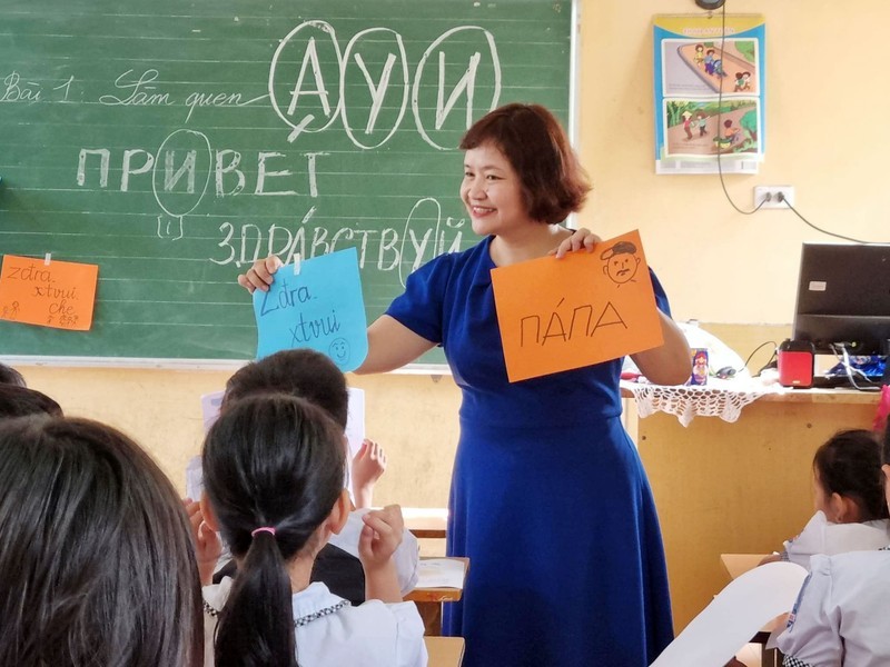 La Doctora Nguyen Thuy Anh intercambia con niños vietnamitas en Europa del Este.