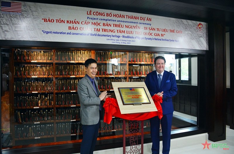 El embajador de Estados Unidos en Vietnam, Marc Knapper (derecha), asiste a la ceremonia (Foto: VNA)