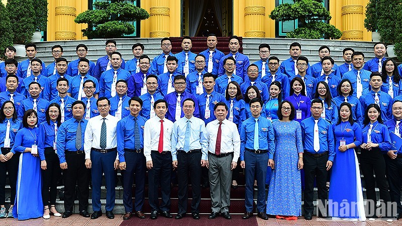 El presidente de Vietnam, Vo Van Thuong, y los delegados (Foto: Nhan Dan)