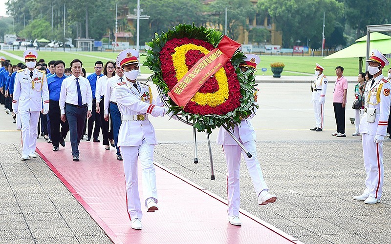 La corona de flores de la comitiva lleva la frase: “Eterna gratitud al gran Presidente Ho Chi Minh”.