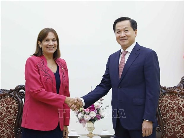 El viceprimer ministro vietnamita Le Minh Khai saluda a la vicepresidenta de la Asamblea Nacional del Poder Popular de Cuba, Ana María Mari Machado. (Foto: VNA)