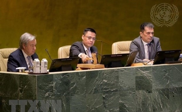 El embajador y jefe de la delegación permanente de Vietnam ante las Naciones Unidas, Dang Hoang Giang, preside una sesión de la Asamblea General de las Naciones Unidas (Foto:VNA)