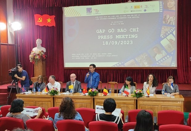 El subdirector a cargo del Estudio Central de Cine Documental y Científico, Trinh Quang Tung, habla con la prensa antes de la inauguración del 13º Festival de Documentales Europa-Vietnam (Foto: VNA)