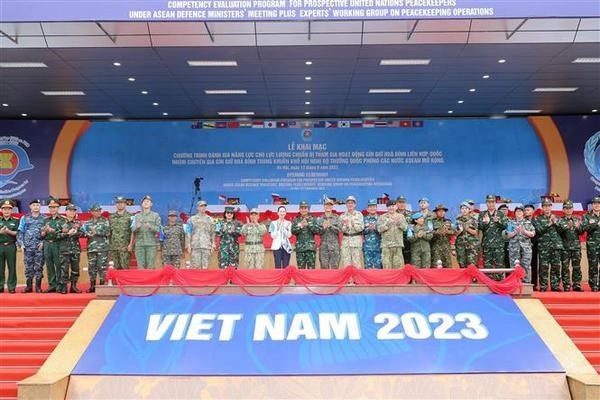 El coronel general Phung Si Tan, subjefe del Estado Mayor General del Ejército Popular de Vietnam, y los jefes de delegaciones participantes (Foto: VNA)