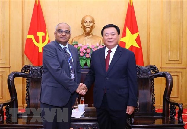 El miembro del Buró Político y presidente de la Academia de Política Nacional Ho Chi Minh, Nguyen Xuan Thang, recibe al director nacional del Banco Asiático de Desarrollo (BAD) para Vietnam, Shantanu Chakraborty. (Foto: VNA)